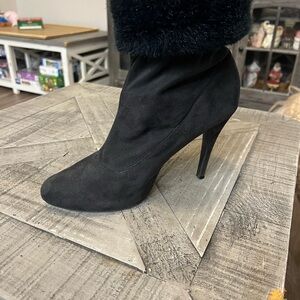 Kim Kardashian Women's Black Faux Suede Heeled Boots w/ faux fur trim. Size 11